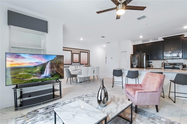 Photo - 1060 Leader St