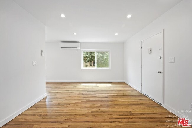 Photo - 6640 Woodman Ave Unit 3