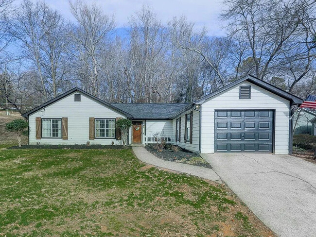 3 Bedroom ]house with fence in yard. - 3 Bedroom ]house with fence in yard.