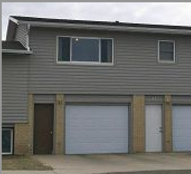 Building Photo - 3 bedroom townhouse