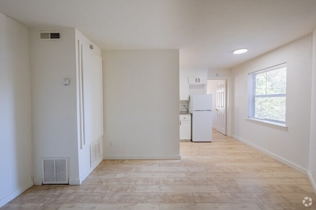 1 BR, 1BA - 600SF - Living and Dining Room