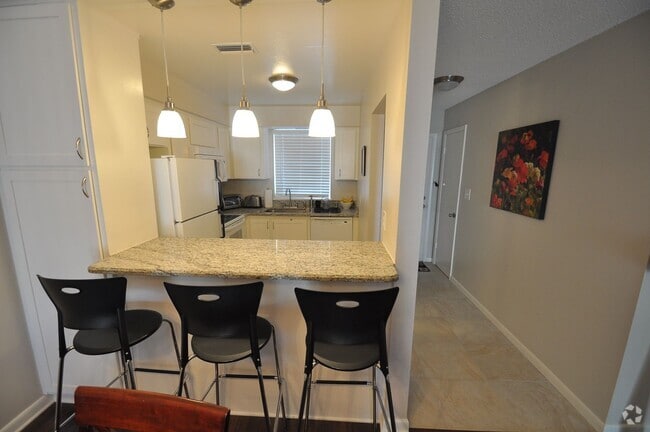Building Photo - Charming 2-Bedroom Condo in Scenic Winter ... Unit 204