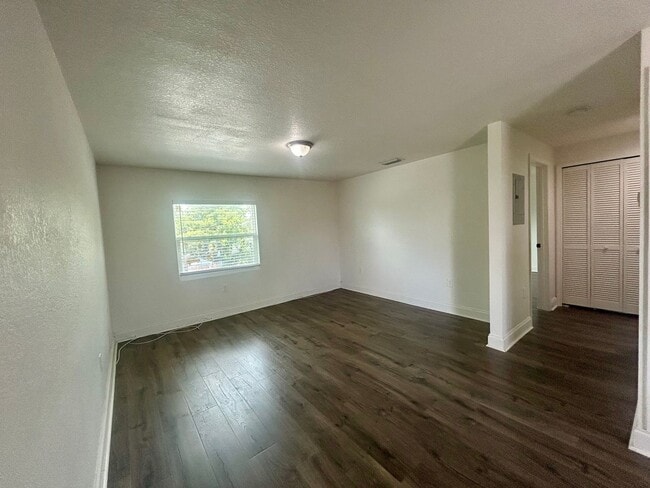 Building Photo - 2 Bedroom, 1 Bathroom Home!