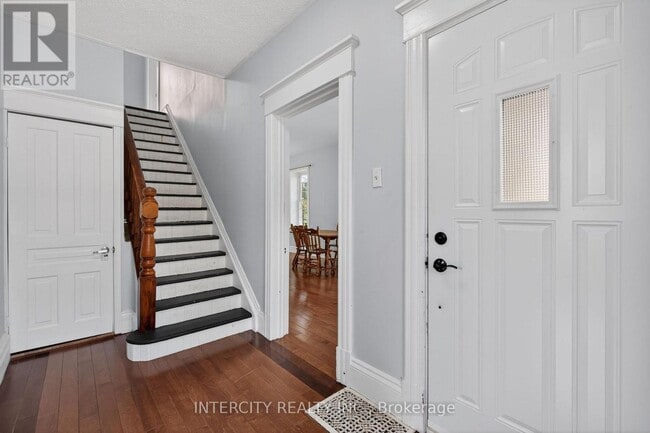 Photo - 8731 Wellington Rd 124