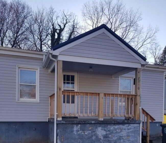 Building Photo - Nice Two Bedroom House Close to Liberty University!