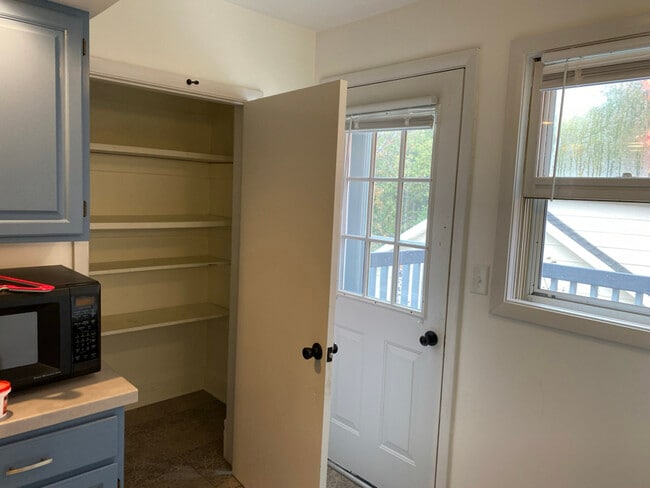 Photo - 902 Townline Rd