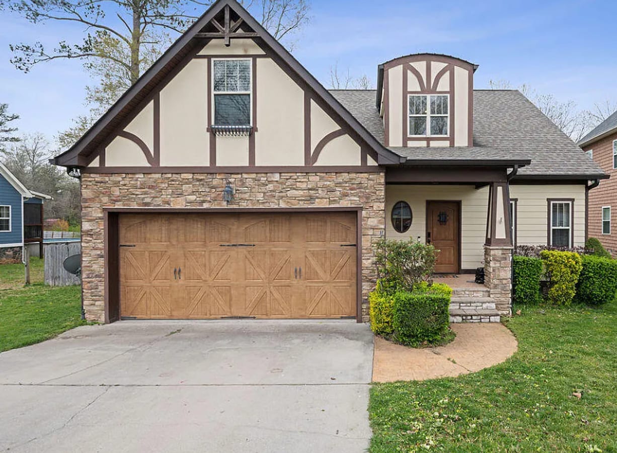 4 Bedroom with a Fenced in Yard! - 4 Bedroom with a Fenced in Yard! House