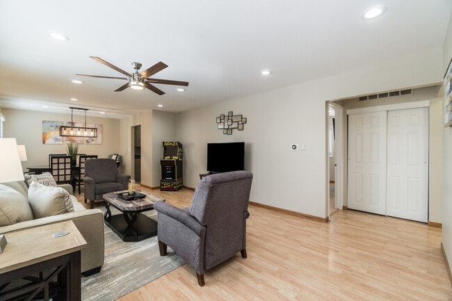 Building Photo - 12 E Berkley Ln Rental