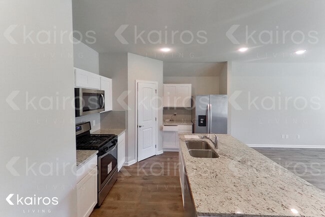 Photo - 118 E Broussard St