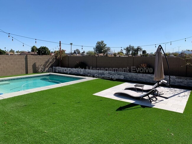 Photo - 8721 W MacKenzie Dr