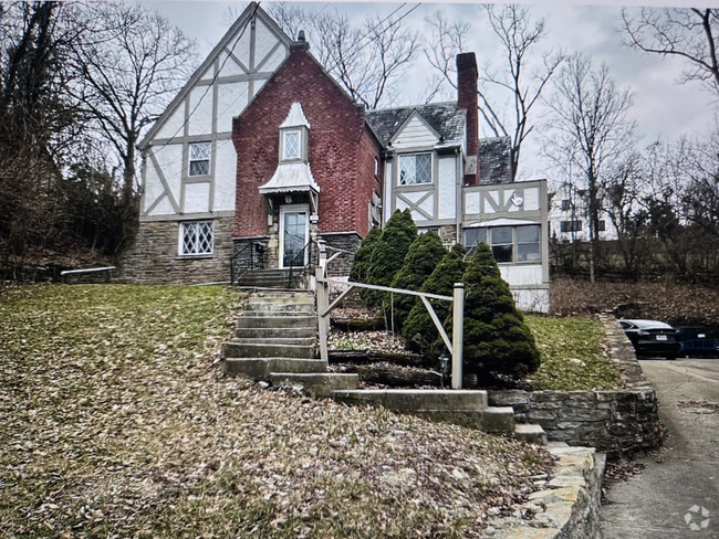 Building Photo - 787 Ludlow Ave Unit 2 Rental