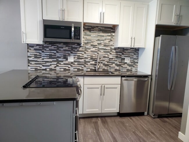 Building Photo - 341 N Garfield Ave Unit D6