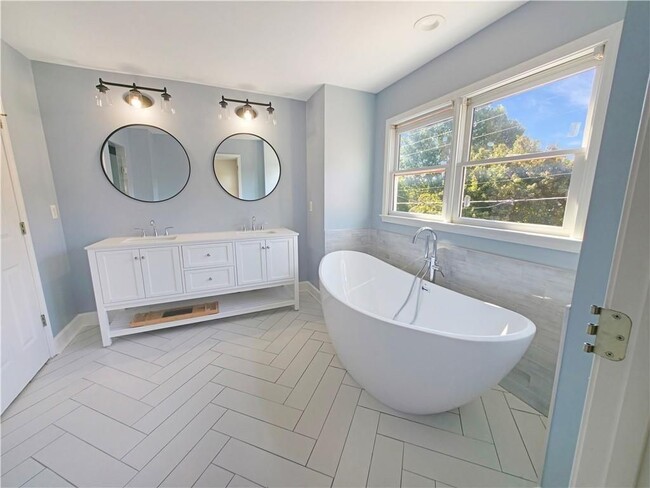 Photo - 136 Crumley St SE