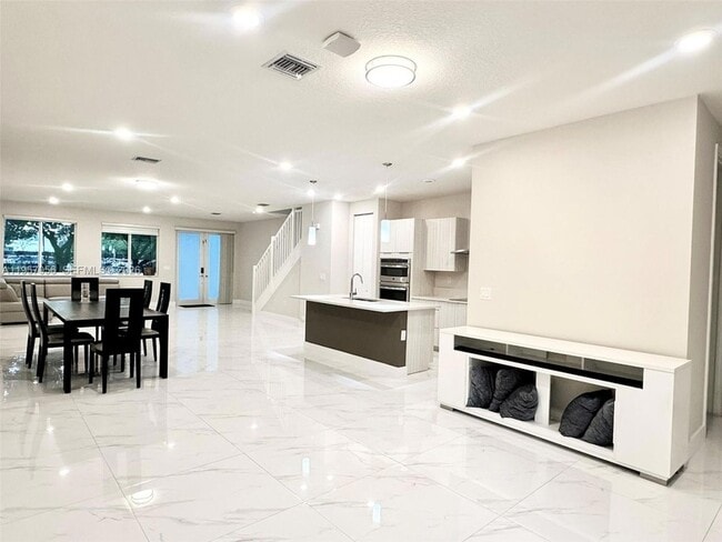 Photo - 10420 NW 67th St