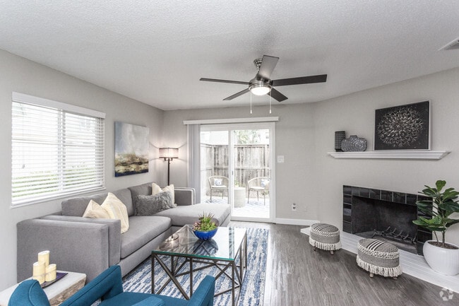 2BR, 1.5BA - 934 SF