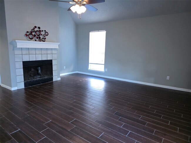 Photo - 2215 Lady Leslie Ln