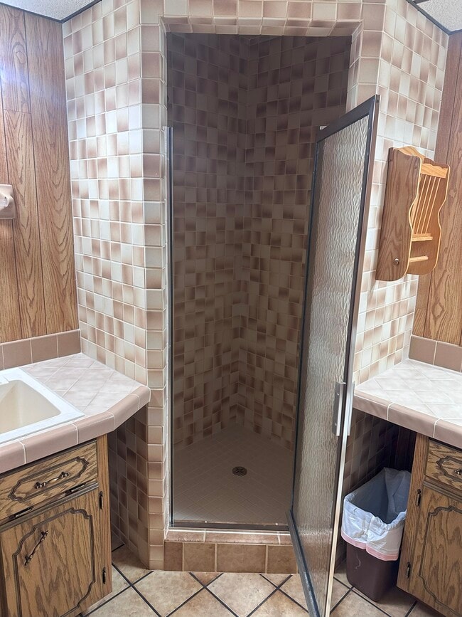 2nd bath shower - 14 Duchess Ct Unit 16 Duchess ct.