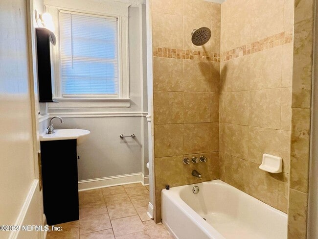 Photo - 2302 College St
