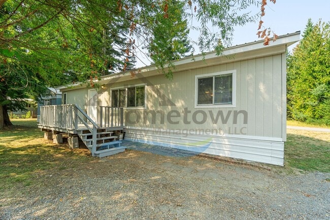 Building Photo - 3 Bedroom 2 Bathroom Home with Off-Street ...