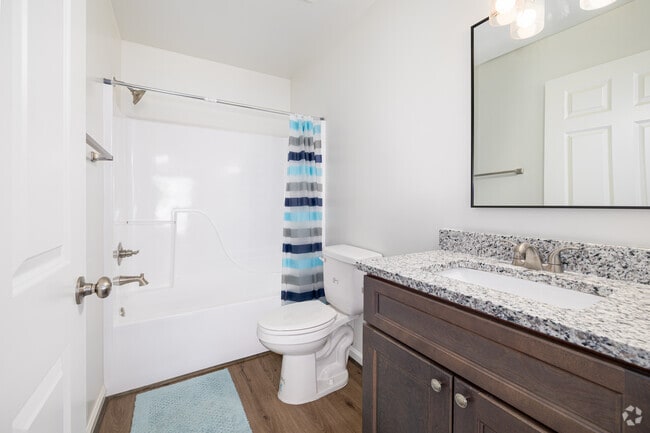 2BR 2BA, 1040SF, Furnished - Bathroom