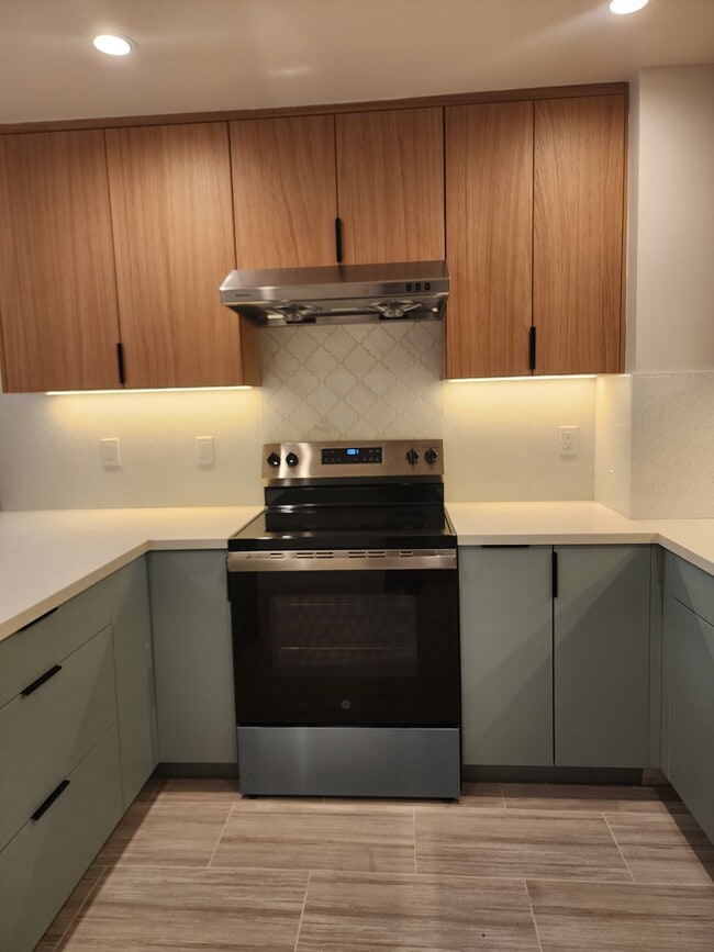 Electric stove - 475 18th Ave Unit 475A