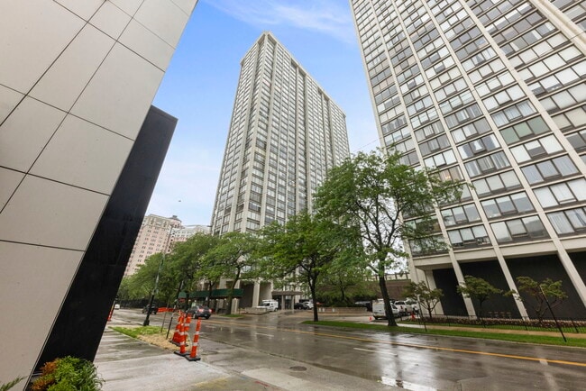 Building Photo - 5455 N Sheridan Rd Unit 908