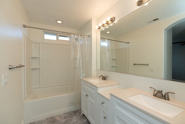 Photo - LOOK NO FURTHER!!! 2BDR/2 BATH CONDO IN OT... Unidad 1