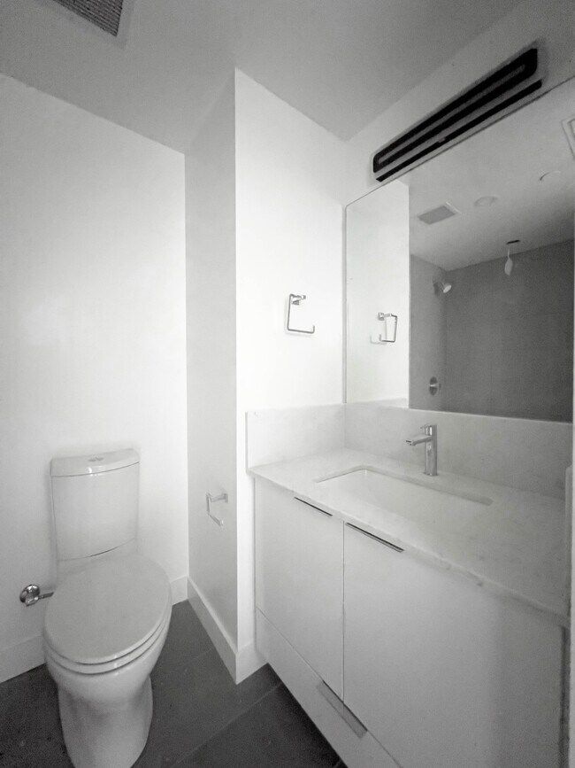 Photo - 901-901 Lougheed Hwy.