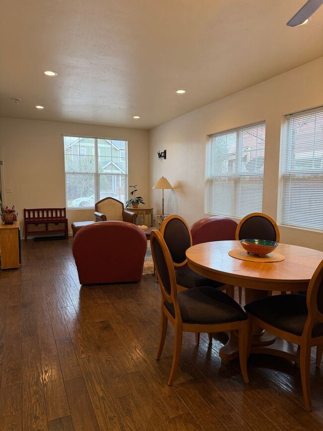 Photo - Furnished 4 Bedroom Townhome in Downtown Carbondale – 6 Month Renta