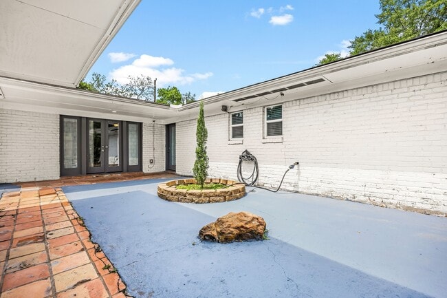 Photo - 7606 Richmond Ave.