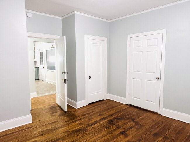 Photo - 711 Kenan St W