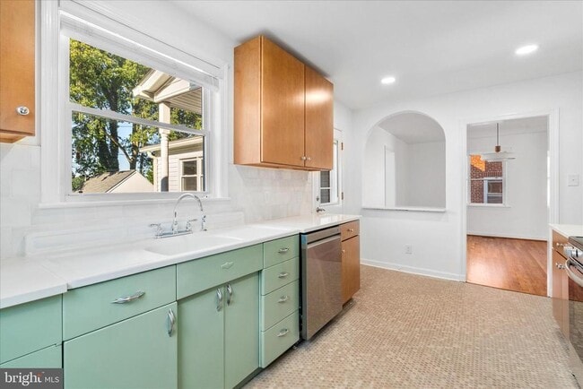 Photo - 117 W 14th St