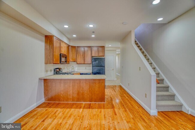 Photo - 2542 W Girard Ave