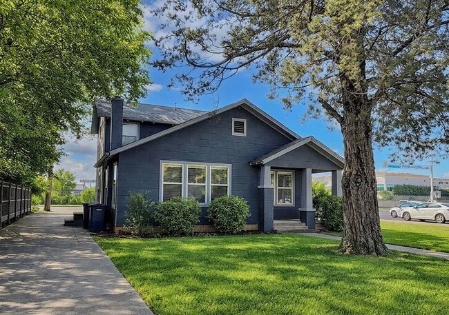 Building Photo - 3/2 Bungalo-style off Birchman