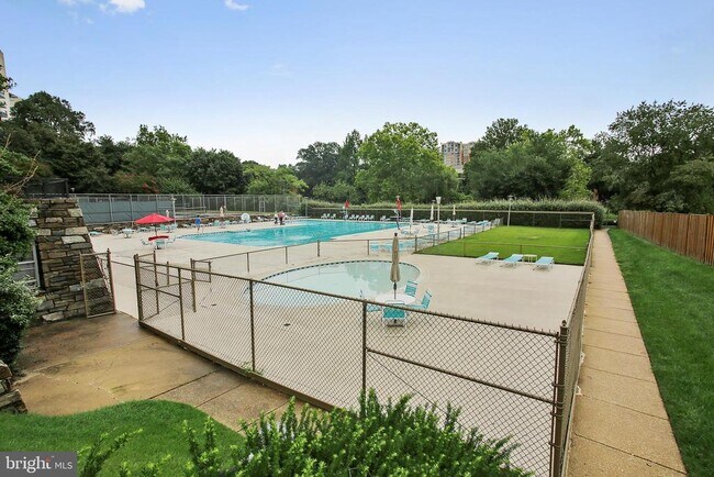 Photo - 10201 Grosvenor Pl Unidad 312