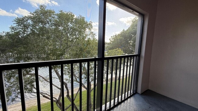 Building Photo - 2806 Veronia Dr Unit 303