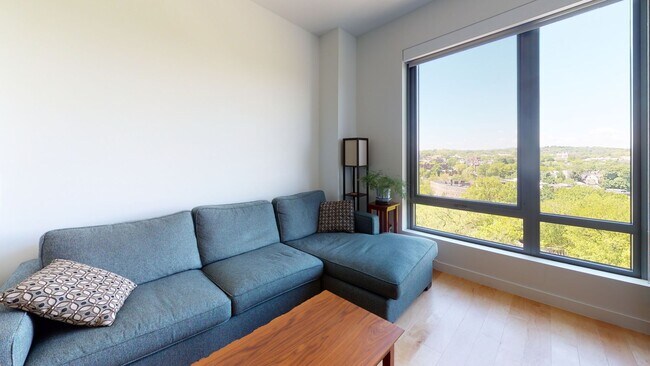 Building Photo - Top Floor Modern Condo in Longwood