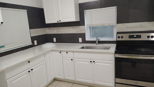 Building Photo - 506 SW 4th St Rental