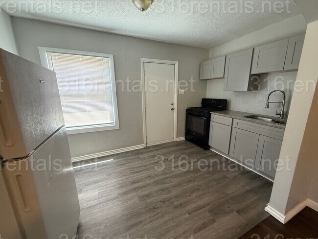 Photo - $750 - 2 bed 2 bath - Duplex Unit 857 N Glendale Ave Apt 2