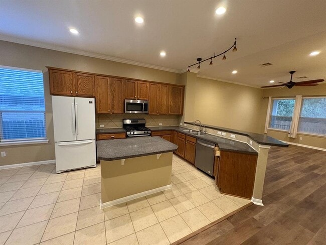 Photo - 2989 Peacemaker St