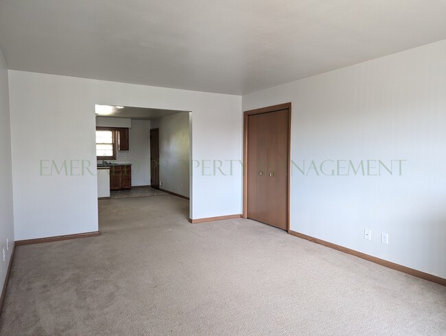 Photo - 562 N Mulford Rd Unidad 3