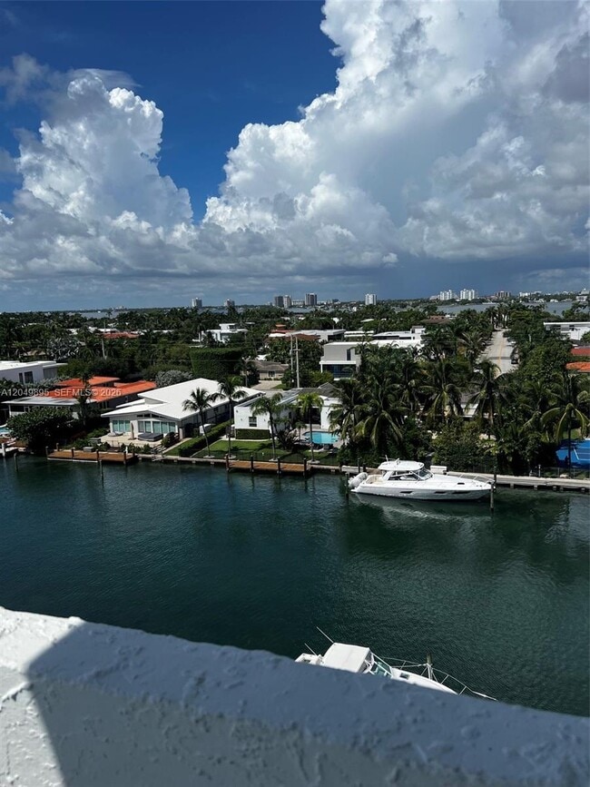 Building Photo - 10000 W Bay Harbor Dr Unit PH4