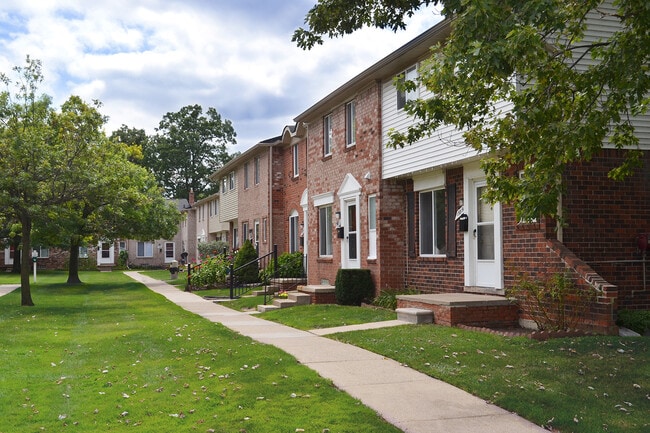 Building Photo - Royal Woods - Riverview, MI