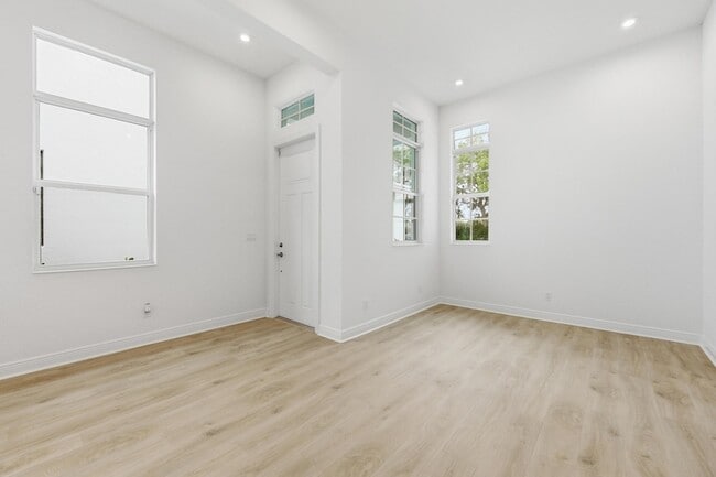 Photo - 140 SE Via Tirso