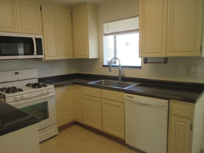 Photo - Wonderful townhouse on Glenoaks!