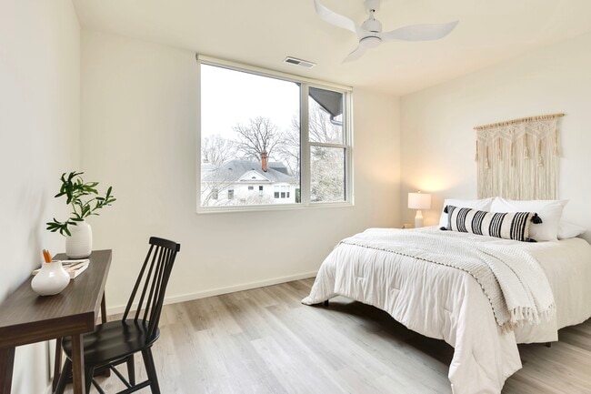 Building Photo - Professional Coliving - Private Room & Walk-in Closet