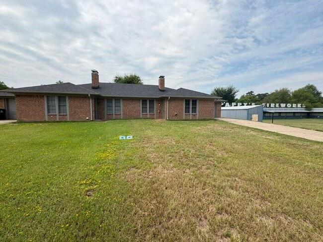 Building Photo - Available Now! Charming 2 Bed, 2 Bath Dupl... Rental
