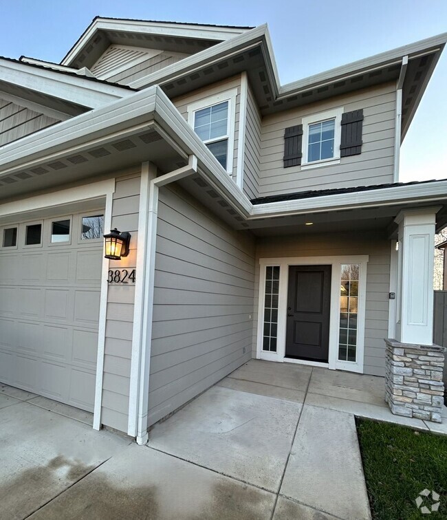 Building Photo - 3 Bedroom 2 Bath Townhome with Attached Ga...