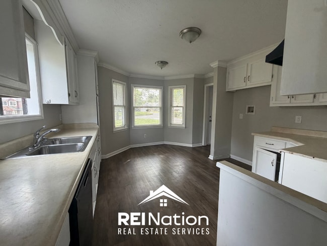 Spacious 4BR/3.5BA Huntsville Rental with 2-Car Garage, High Ceilings & Fireplace