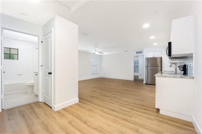 Building Photo - 3375 SW Mapp Rd Unit 204